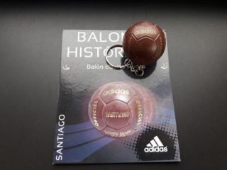 Adidas - breloczek - piłka Santiago